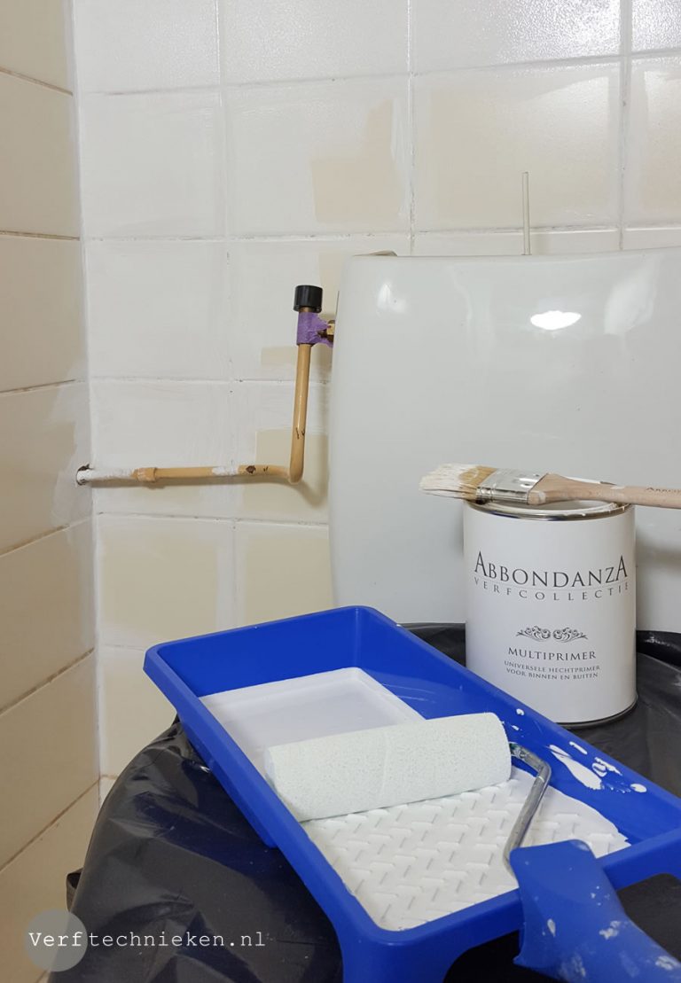 Tegels in het toilet verven met Abbondanza Soft Silk verf Verftechnieken